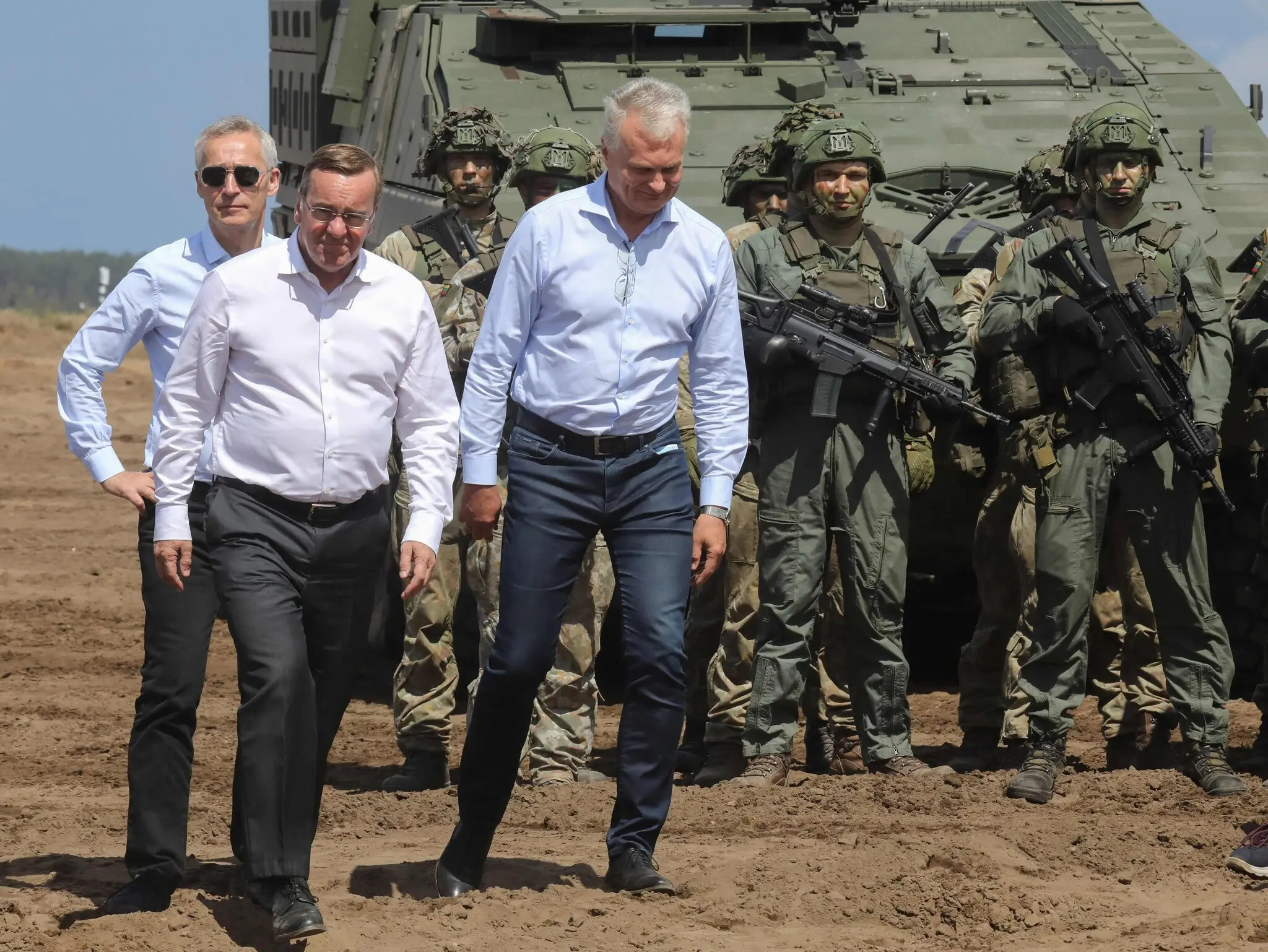 Єнс Столтенберг, генеральний секретар НАТО, з президентом Литви Гітанасом Науседою та міністром оборони Німеччини Борисом Пісторіусом під час військових навчань у Пабраде, Литва, минулого місяця